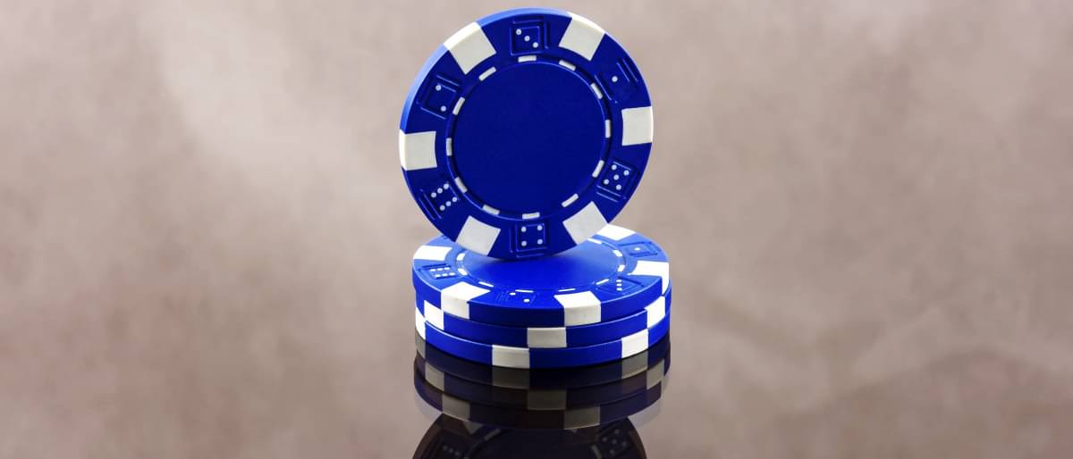Man sieht blau-weiße, gestapelte Poker Chips