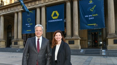 Dr. Manfred Knof und Dr. Bettina Orlopp vor dem Handelsgebäude der Deutschen Börse
