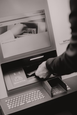Geldautomat - Geldentnahme s/w