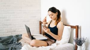 Junge Frau macht sich Notizen zum richtigen Sparen