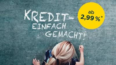 Mädchen, welches mit Kreide auf den Boden mal und Kredit einfach gemacht schreibt, Zinssatz ab 2,99% p. a.*