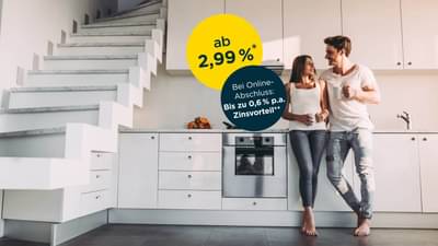 Junges Paar steht in ihrer neuen weißen Küche und schaut sich glücklich in die Augen: Konsumentenkredit ab 2,99% p.a.* und zusätzlichen Zinsvorteil bei Online-Abschluss von bis zu 0,6% p.a.**