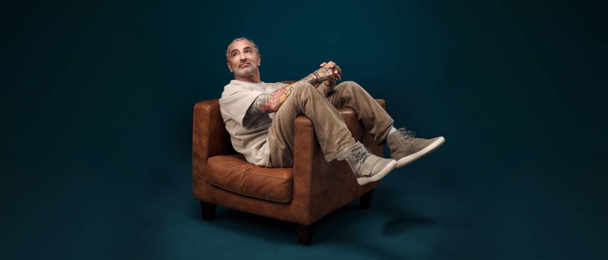 Gründer Jacob Fatih sitzt nachdenklich auf einem braunen Ledersessel