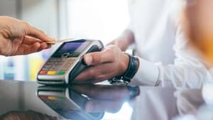 Kartenzahlungsterminal mit aufgelegter Kreditkarte