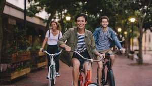 Junge Menschen fahren Fahrrad