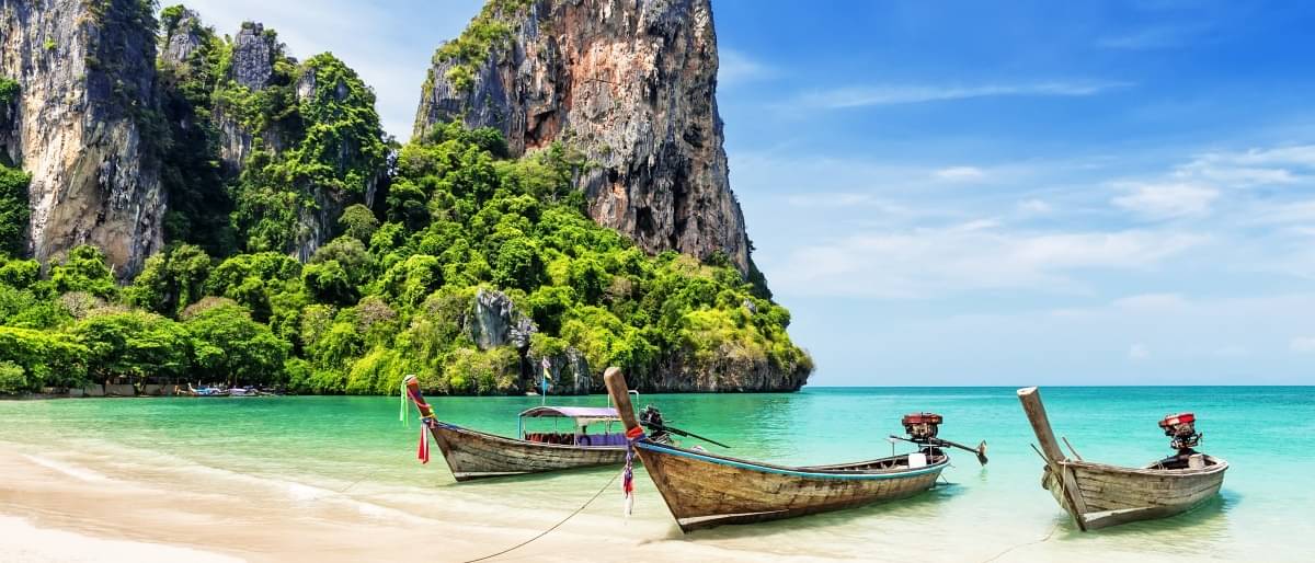 Thailändisches Meer mit Bucht, Riff und Booten - Reisetipps Thailand