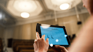 Person mit einem Tablet in der Hand