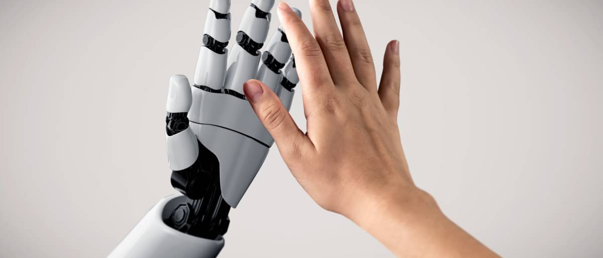 Roboter und menschliche Hand klatschen sich ab