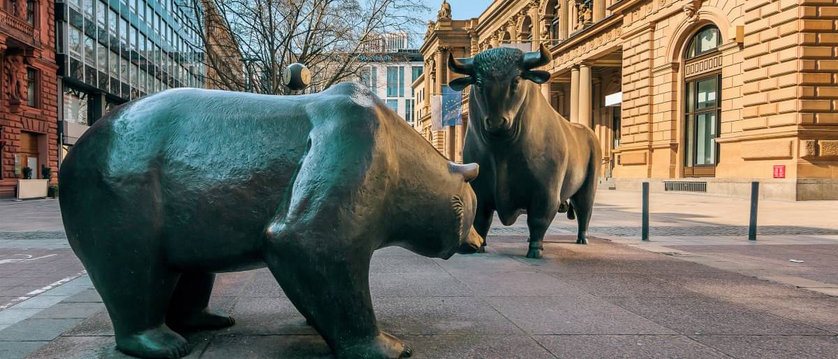 Aufnahme der Bull and Bear Statue vor der Frankfurter Börse. 