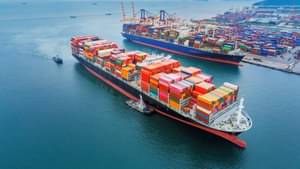 Zwei große Frachterschiffe an einem Hafen