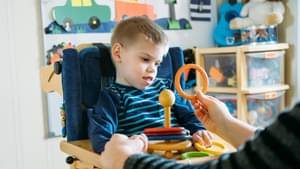 Kleiner Junge und seine Mutter spielen zusammen ein Stapelspiel.