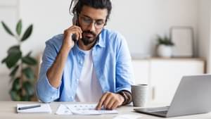 Ein Mann telefoniert, um sich über potentielle Risiken einer Autoabmeldung zu informieren.