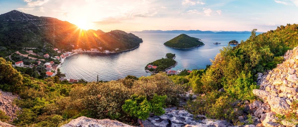 Ausblick von einem Berg auf eine bewaldete Bucht/das Meer - Kroatien Reisetipps