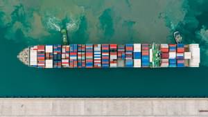 Frachtschiff mit Containern aus der Vogelperspektive