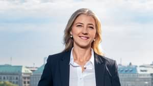 Die Unternehmenskundenberaterin Silke Gärtner lächelt in die Kamera