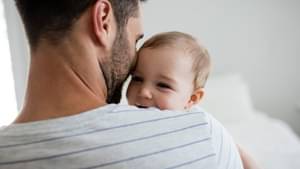 Vater mit Baby auf dem Arm