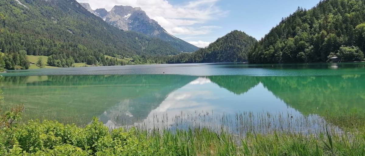 Foto von einem See in einem Bergtal