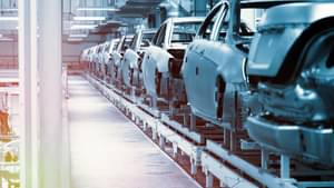 Aufgereihte Autos in einer Produktionshalle