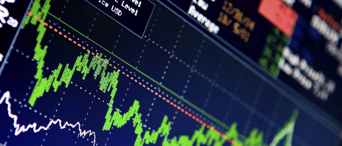 Stark schwankender Aktienkurs auf einem Monitor - Aktienbewertung
