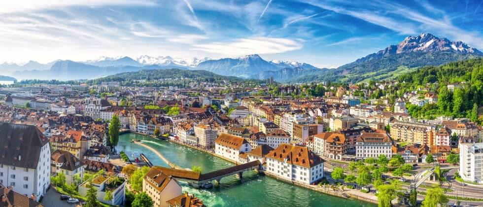 Bild zeigt Schweizer Stadt in den Bergen von oben - Reisetipp Schweiz 