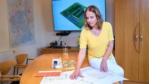 Frau Kuna-Theile mit den Projektplänen in Ihrem Büro
