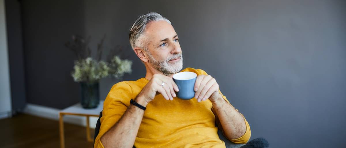 Älterer Mann genießt entspannt eine Tasse Kaffee