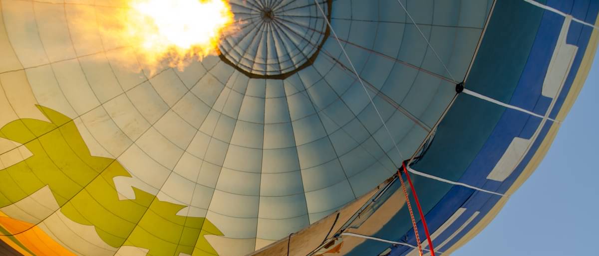 Ein Heißluftballon von innen gezeigt, wird befeuert