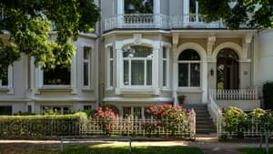 Eine Fassade einer alten Villa in Hamburg