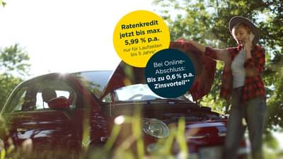 Frau steht telefonierend vor Auto mit offener Motorhaube: Sofortkredit bis 5,99% p.a.* und zusätzlichen Zinsvorteil bei Online-Abschluss von bis zu 0,6% p.a.**