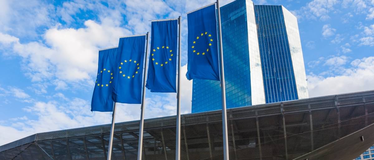 Vier europäische Flaggen wehen vor der EZB