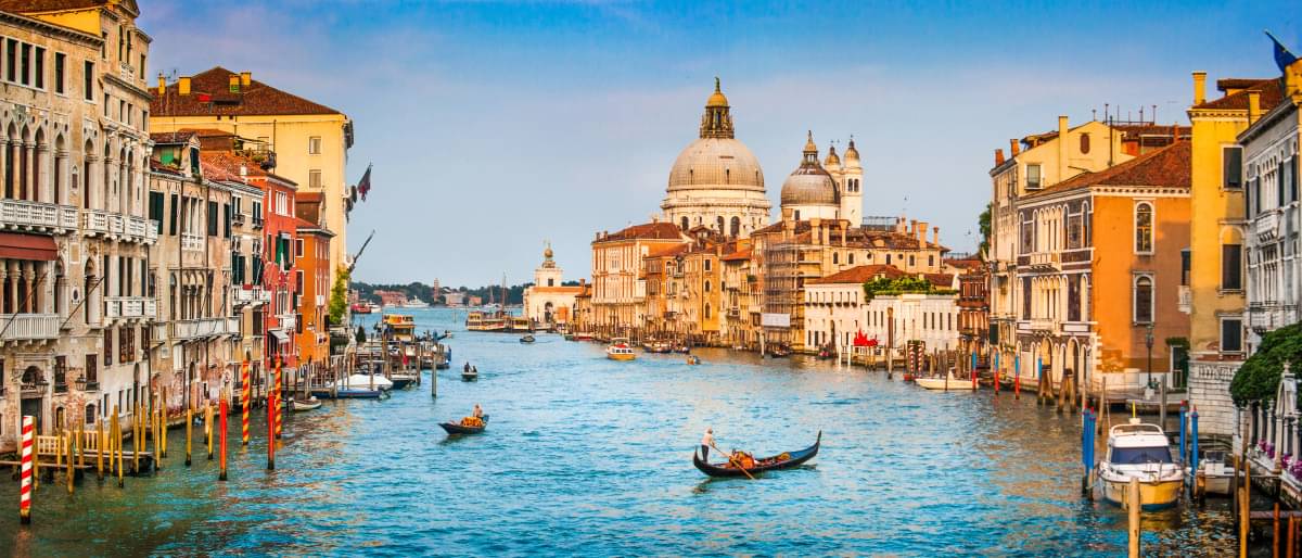 Fluss (Großer Kanal, Venedig) mit Gondeln, Booten und Häusern an den Seiten