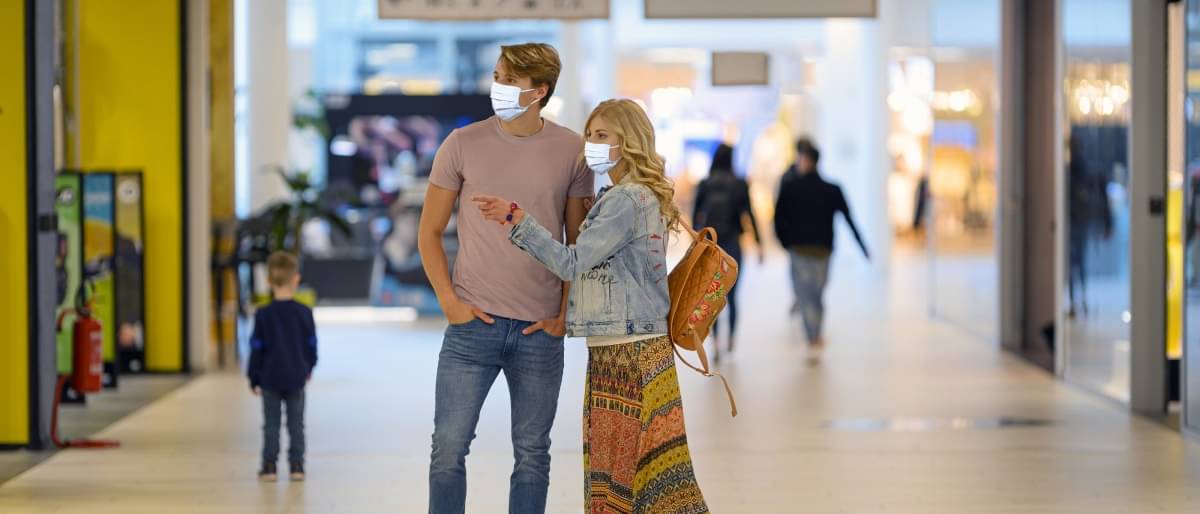 Ein Mann und eine Frau stehen in einer Einkaufspassage