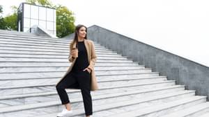 Junge Frau auf einer Treppe