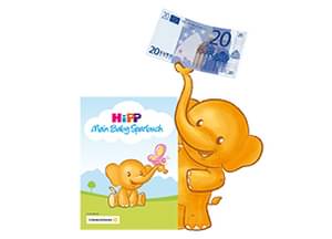 Der kleine orangene HiPP-Elefant steht neben dem HiPP-SParbuch und hält die 20 Euro Prämie mit seinem Rüssel in die Luft.