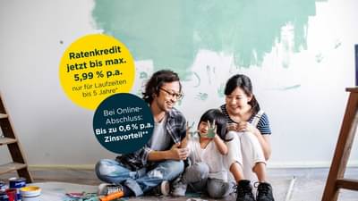 Familie sitzt auf dem Boden vor einer Wand, die angefangen wurde in Türkis zu streichen. Renovierungskredit bis 5,99% p.a.* und zusätzlichen Zinsvorteil bei Online-Abschluss von bis zu 0,6% p.a.**