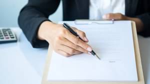 Vertrag-wird-überprüft