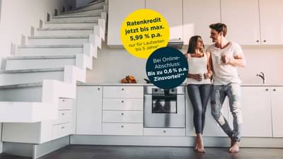 Junges Paar steht in ihrer neuen weißen Küche und schaut sich glücklich in die Augen: Konsumentenkredit bis 5,99% p.a.* und zusätzlichen Zinsvorteil bei Online-Abschluss von bis zu 0,6% p.a.**
