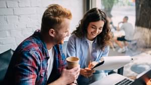Freunde coworken im Café
