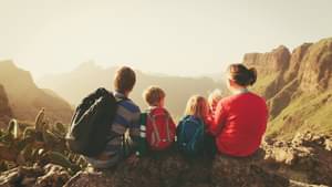 Junge Familie beim Wandern