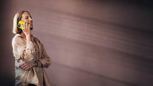 Blonde Frau mit gelbem Handy