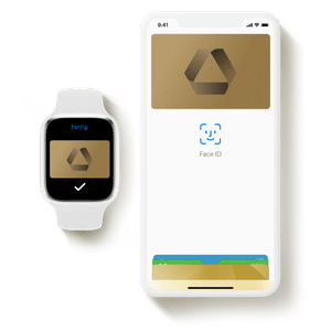 Auf einem weißen Smartphone ist die Apple Wallet mit der GoldKreditkarte der Commerzbank zu sehen. Daneben ist eine Smartwatch abgebildet, auf deren Display ebenfalls die GoldKreditkarte geöffnet ist.