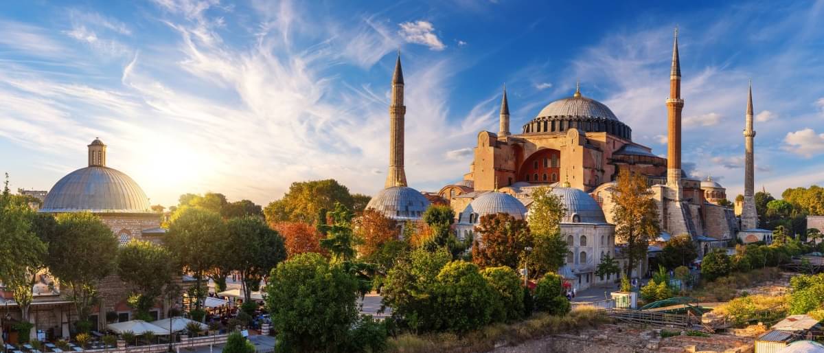 Das Titelbild des Reisetipps Türkei zeigt eine Mosche unter blauen Himmel