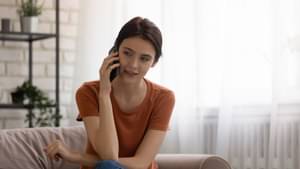 Frau Frau telefoniert mit der Zulassungsstelle ihres Autos.