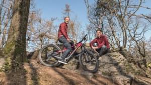 Hans Allmendinger und Sönke Voss holen sich im Wald Inspiration und verzichten auf teure Büros.