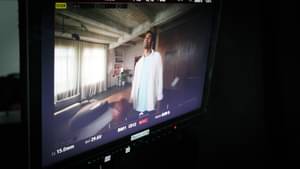 Auf einem Produktionsmonitor sieht man die Kameraufnahmen von Oscar da Silva. Er steht in einem Wohnzimmer und hält einen Basketball in einer Hand.