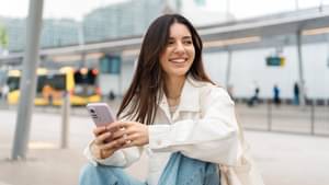 Junge Frau wartet an einem Busbahnhof