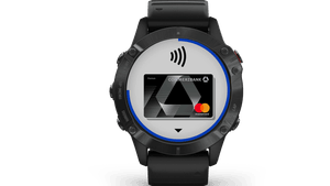 Eine schwarze Smartwatch auf deren Display eine schwarze Commerzbank Kreditkarte zu sehen ist.