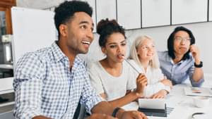 Berufsanfänger sitzen an einem Konferenztisch