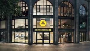 Außenaufnahme einer modernen Commerzbank Filiale bei Nacht