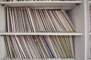 Aktenschrank gefüllt mit Aktenmappen